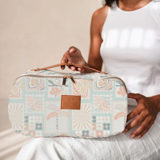 Easy-to-clean make-up organiser with vegan leather handle and smart storage.  Shelly design.